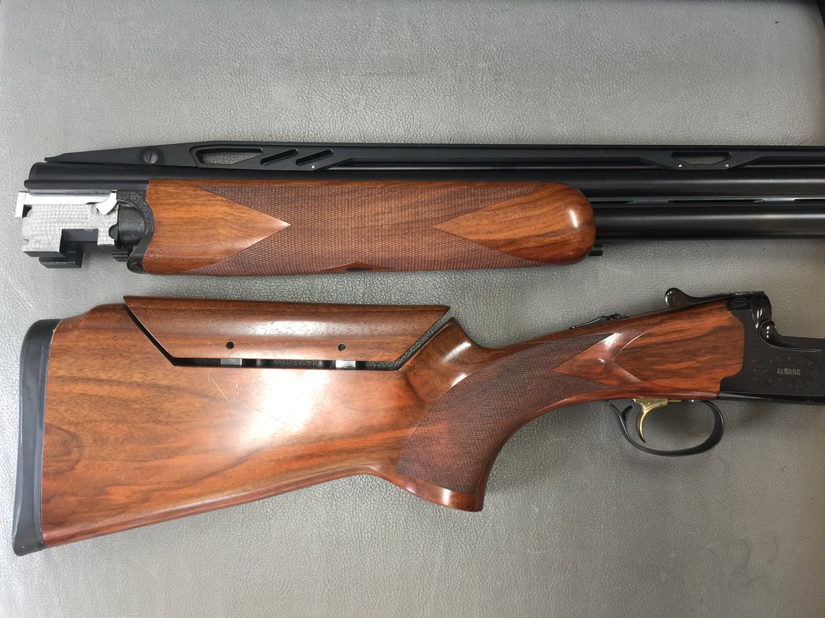 satsumakayaku's tweet image. シーザーゲリーニ最高峰モデル‼️
「サミットブラックインパクト スポーティング」
可動式コム&amp;amp;リブ、交換チョーク付きでマルチに使えます👍
satsumakayaku.com/service.html
#CAESERGUERINI
#summit
#BlackImpact