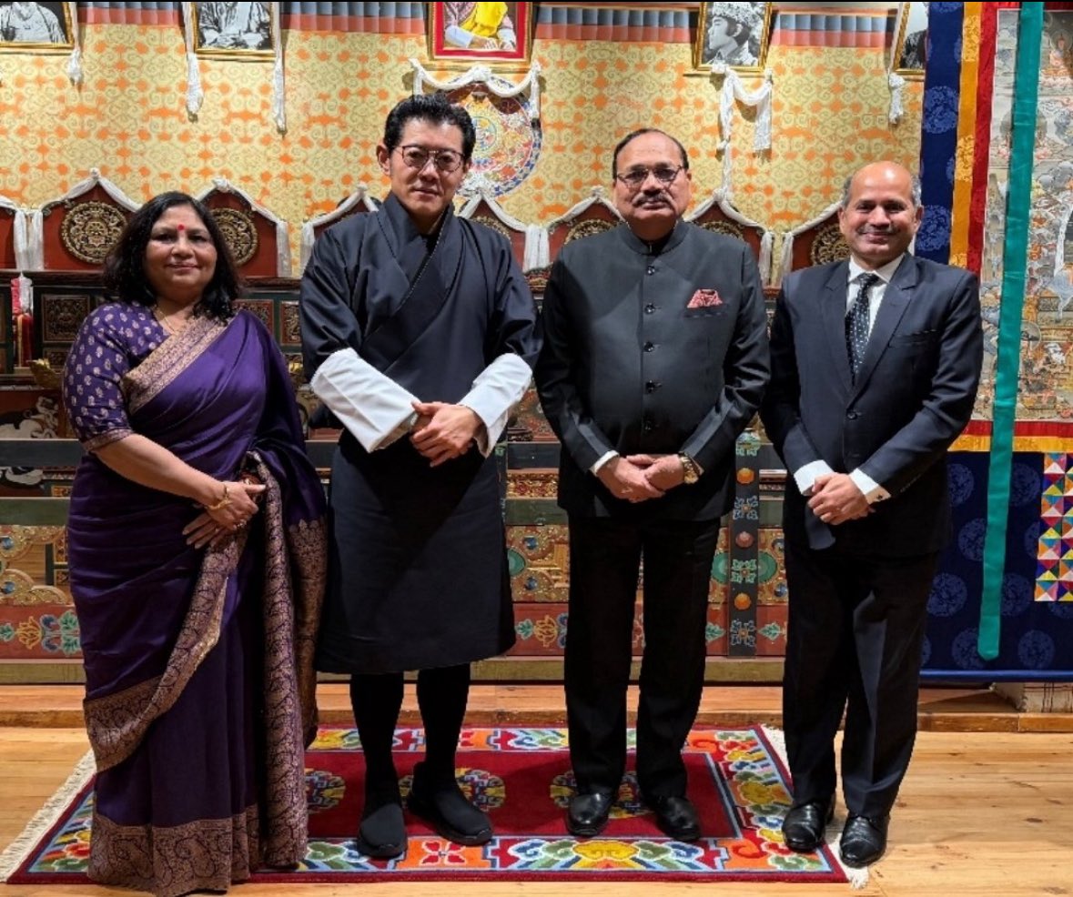 Honble Chief Justice of India Surya Kant met Bhutan King Jigme Khesar Namgyel Wangchuck in Thimphu. Discussions focused on strengthening judicial coop, digitalisation of courts, and joint efforts to tackle cybercrime between India and Bhutan. #SupremeCourt <a href="/LiveLawIndia/">Live Law</a> <a href="/MLJ_GoI/">Ministry of Law and Justice</a>