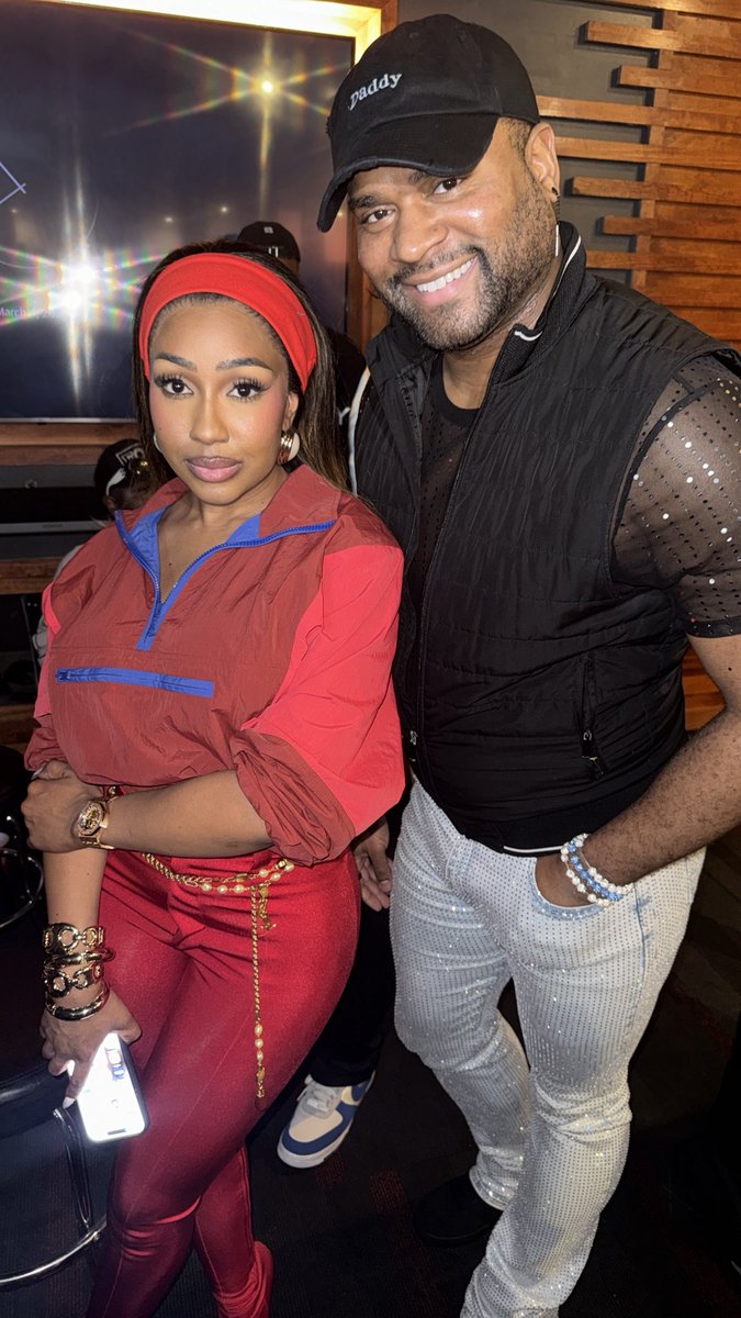 itsjaimedee's tweet photo. You know it’s tea when you see two icons connectin’ 🤏🏾
———
#YungMiami #JaimeDee #IHeartRadio #OhYouMad https://t.co/9NkyOfJozi