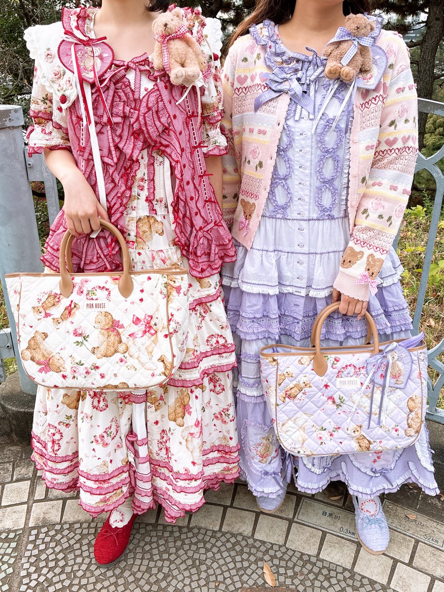 🧸𝐓𝐞𝐝𝐝𝐲 𝐑𝐨𝐬𝐞🌹

春の訪れを感じさせる華やかなコーディネート。

薔薇の花が大好きなテディベア達と
ギンガムチェックを組み合わせた
春の日差しにぴったりのスタイリングです。

#PINKHOUSE