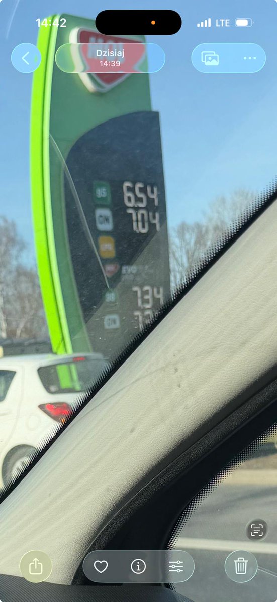 RadekPiasecki1's tweet photo. Wytłumaczcie mi ten fenomen,
w ubiegły piątek tankowałem 
ON po 5,77.
Paliw mamy zapasy na trzy miesiące.
Tak twierdzi ŻuNt.
Skoro mamy zapasy na trzy miesiące skąd ta zwyżka,skoro konsumowany jest obecnie produkt który został kupiony po niskiej cenie.🤔
Tak się kroi goja. https://t.co/2Qlysz3Dhe