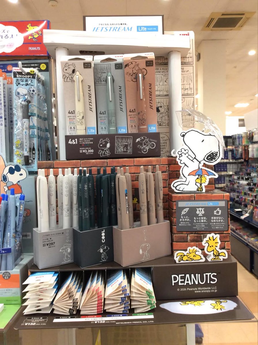 【＃カルコス各務原店】＃三菱鉛筆　より、＃ジェットストリーム　4&amp;1 Lite touch ink のピーナッツモデルが限定販売です。更に軽やかな描き心地を体感できるインクとなっております。売り物ではないのですが、傘さしスヌーピーのPOPがとっても可愛いです、メーカーさんの気合を感じます！