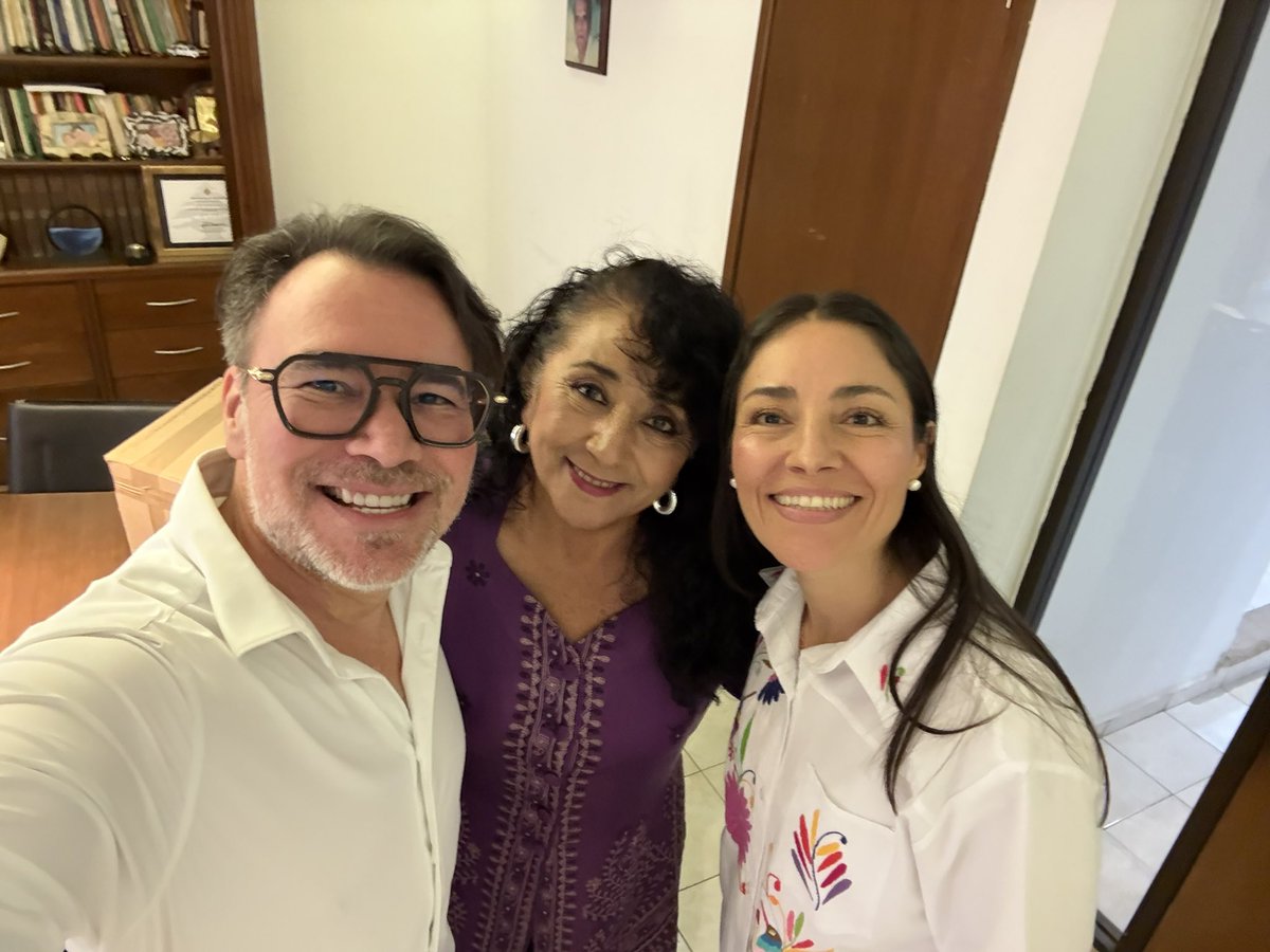 Tuve la privilegio de coincidir con Gina Villagómez, conductora del programa Tiempo de Mujeres, quien realizaba una entrevista a <a href="/Grace_veg/">Grace Alfisz</a> , presidenta de The Kind Heart Foundation y del Consejo Coordinador de Mujeres Empresarias.
Una conversación inspiradora sobre liderazgo.