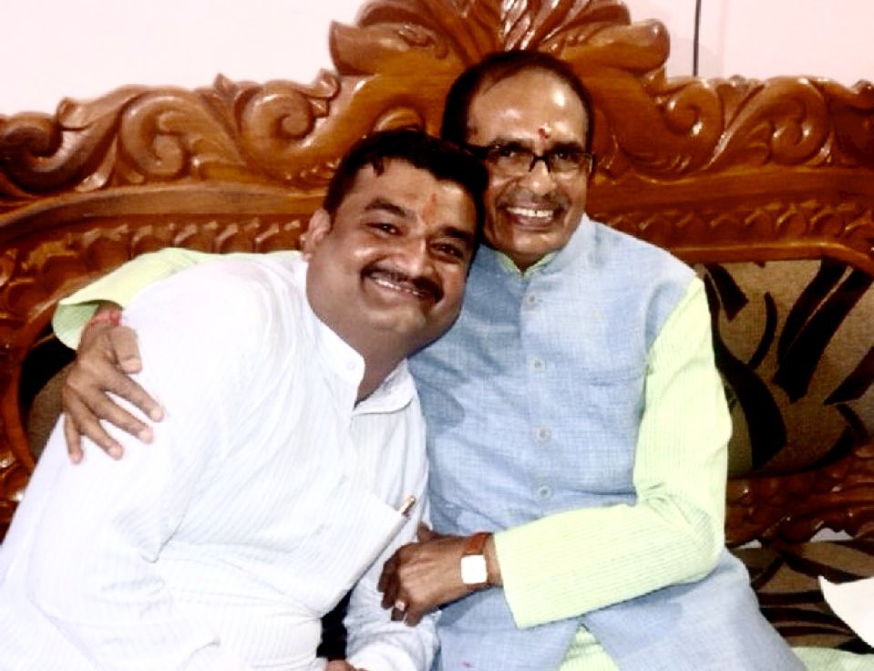PandePranay's tweet photo. मध्य प्रदेश के पूर्व मुख्यमंत्री एवं केंद्रीय कृषि मंत्री आदरणीय भाईसाहब @ChouhanShivraj जी को जन्मदिन की हार्दिक बधाई एवं शुभकामनाएँ।

ईश्वर से प्रार्थना है कि आपको उत्तम स्वास्थ्य, दीर्घायु एवं निरंतर जनसेवा की शक्ति प्रदान करें।
आपका नेतृत्व सदैव हम सभी के लिए प्रेरणास्रोत बना रहे।