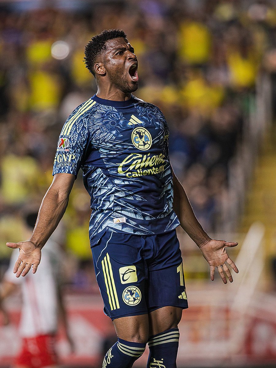 ❌ La ‘Pantera’ Zúñiga, un jugador más que intrascendente, no puede dar un pase correcto porque ni la cara levanta, y de las recepciones de pases, increíble que ninguna jugada progrese cuando pasa por el 19 de América. 
#America #LigaBBVAMX