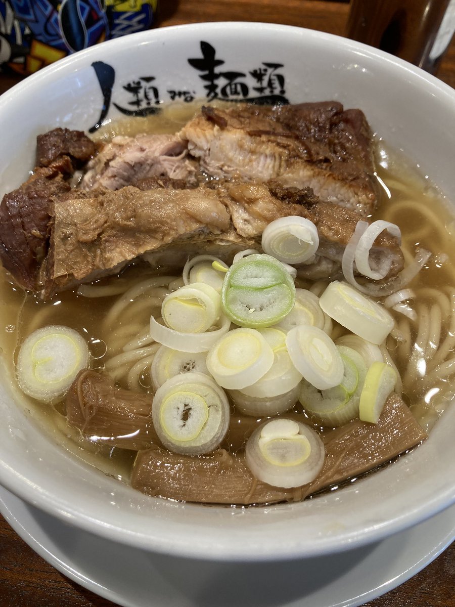 三ノ宮の人類みな麺類異人館ヌードル邸に行ったんよ。
男性と女性の店員さんが居られたんやけど、そのお二方ともテキパキ動いてはるし、応対も見ていて気持ち良くなるレベルで溌剌としててすごく良かったわ