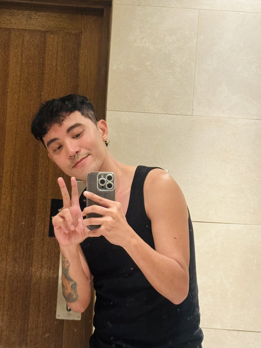 aelllooo's tweet photo. U know sb restroom lighting hits differently https://t.co/JRflK3ycio