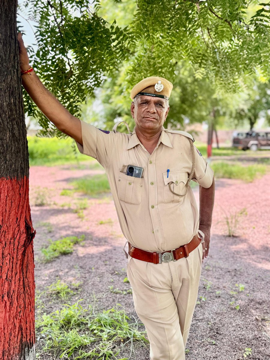 Deepak_Gandhi1's tweet photo. #जोधपुर:

हेड कांस्टेबल भंवर सिंह का निधन
पुलिस विभाग में शोक की लहर, पुलिस लाइन में आयोजित होने वाली होली हुई स्थगित। बोरानाडा पुलिस थाने में भंवर सिंह थे तैनात  कल ट्रेन के आगे भंवर सिंह ने की थी आत्महत्या। बोरानाडा थाना पुलिस कर रही है मामले की जांच
आखिर क्या कारण है मौत का? कंधे पर फीता नहीं लगाया, कल फीता लगा देंगे... उसी दिन सिपाही ने कर दी आत्महत्या
@8PMnoCM @1K_Nazar @PoliceRajasthan @CP_Jodhpur @Igp_Jodhpur @pantlp @sandeeppurohit