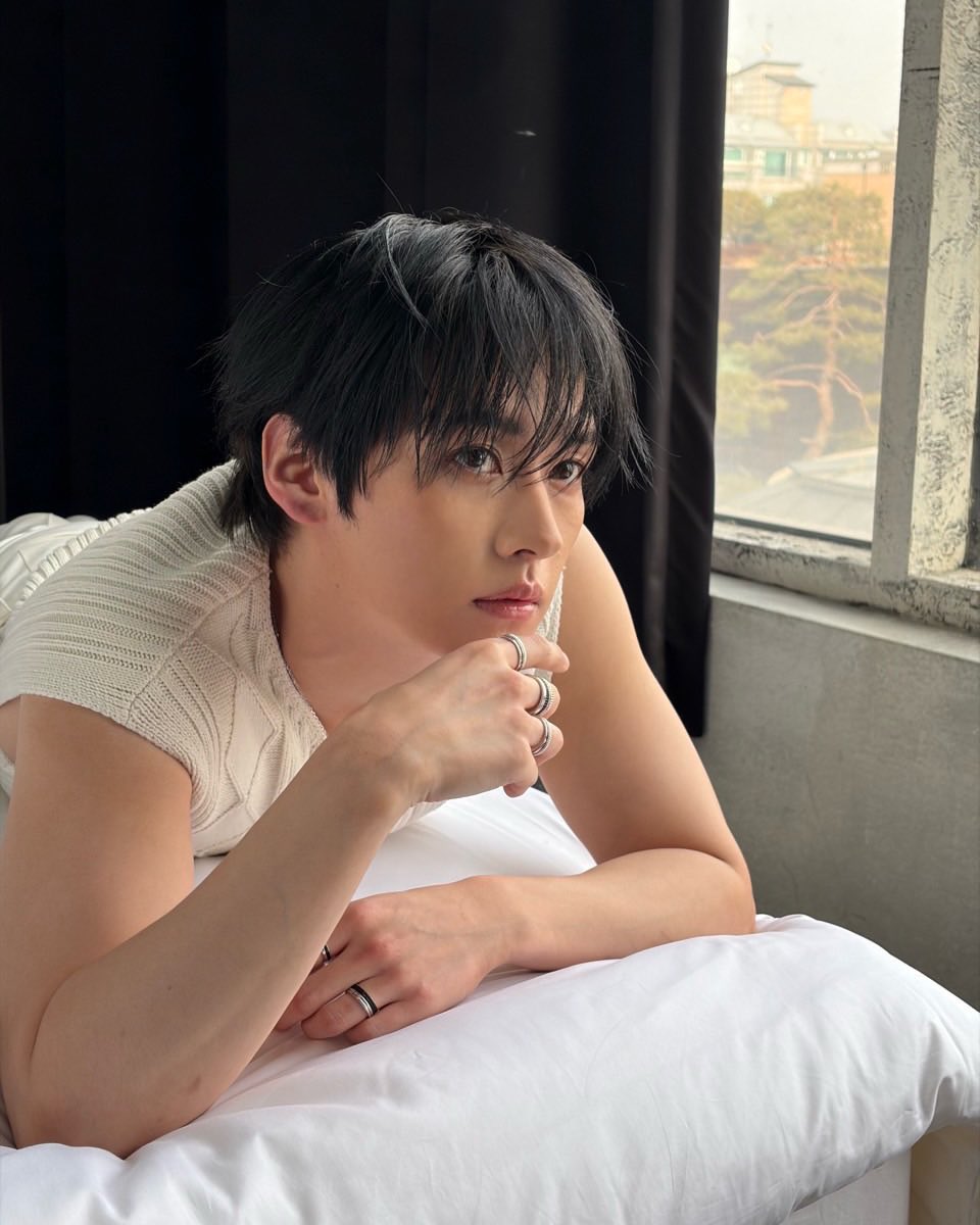 ควีนแตกสะใจอิช้อยมาก! เลี้ยงแมวแบบระบบปิดมานาน พอได้เฉิดฉายท่ามแสงสี กลายเป็นควีนแห่งควีนเลย หน้าคม ตากลม จมูกรั้น ปากจุ๋มจิ๋ม ถ้านี่ไม่ใช่แมวที่หล่อสวยที่สุด NYLON JAPAN ทำดีมาก Boucheron ทำดีมาก ดึงเสน่ห์ลีโนวมาได้อย่างหมดจด ยกให้ลีโนวเป็นสิ่งมหัศจรรย์ของโลกอีกชิ้นได้เลย