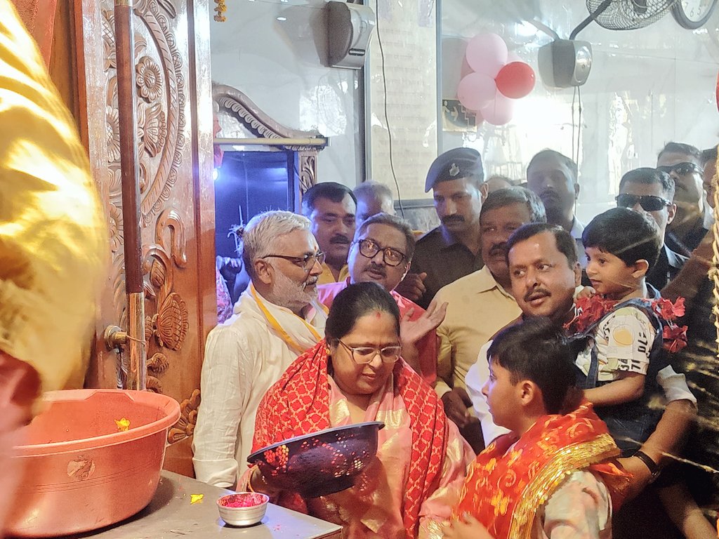 सर्वमङ्गलमाङ्गल्ये शिवे सर्वार्थसाधिके।
शरण्ये त्र्यम्बके गौरि नारायणि नमोऽस्तुते॥

आज पटना के बांसघाट स्थित काली मंदिर एवं गोलघर स्थित माँ अखंडवासिनी मंदिर में विधिवत पूजा-अर्चना कर माता का आशीर्वाद प्राप्त किया।