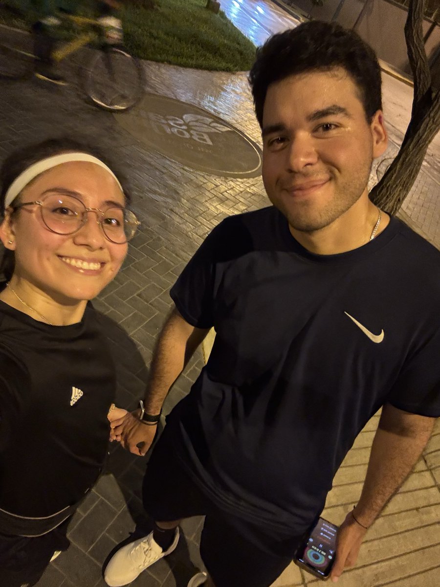 Sé que se viene mi treno más feliz del día cuando me escribe a decirme “Nos vemos, te doy un besito y vamos a correr?” y salimos a su pace escuchando nuestra playlist. Qué bestia, qué feliz me hace este hombre. Ya medio año con este buen karma en mi vida. Aloyu mailof 💙🐺🩵🐘