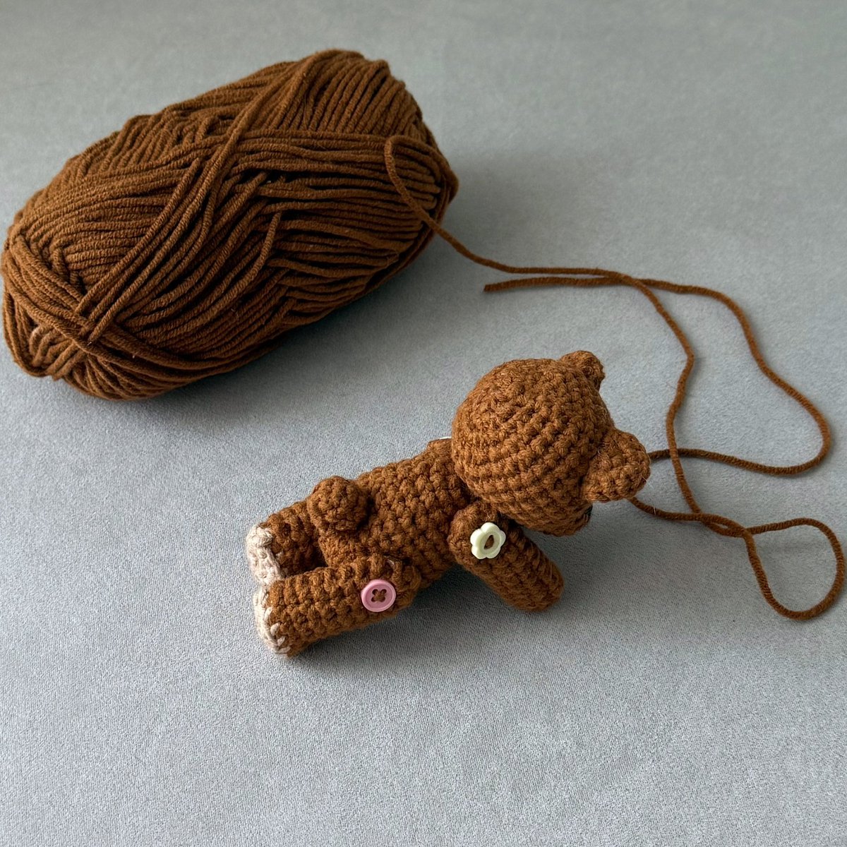 하누곰방님의 코바늘 테디베어 완성 🐻
팔다리 움직이는게 너무 귀엽구 엎드려 뻗쳐도 시킬 수 있읍니다 (단추가 없어서 레진으로 만든 단추씀) 어려울 줄 알았는데 순식간에 호로록 떴어요 후후 재밌다
<a href="/crochet_hanu/">🧶하누곰방🧶</a>