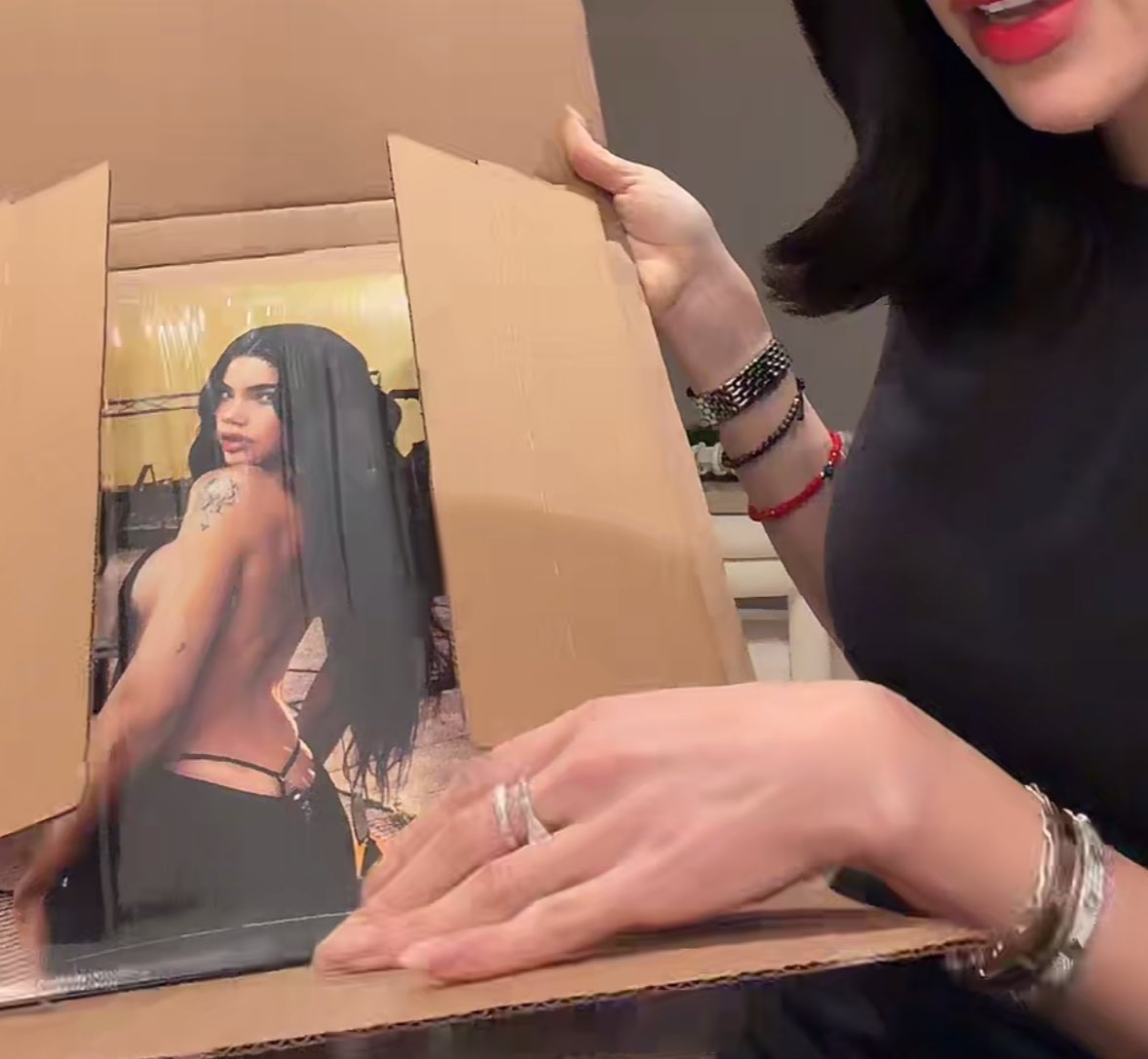 Kenia dijo que su portada favorita es la amarilla y ahí entendí porque somos íntimos