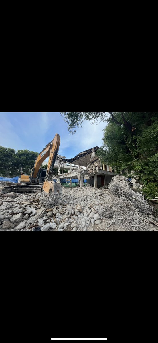 ตอนที่โบสถ์ถูกรื้อ เศร้าใจมาก
จุฬาฯทำลายอาคารเก่า สวยงาม และเป็นที่เรียนรู้ทางประวัติศาสตร์และศาสนา เพื่อมาเป็นลานจอดรถ(ไม่รู้อีกกี่ปี) ก่อนกลายเป็นที่ให้ทุนใหญ่มาเช่าและเปลี่ยนพื้นที่ทั้งหมดให้แพงขึ้น