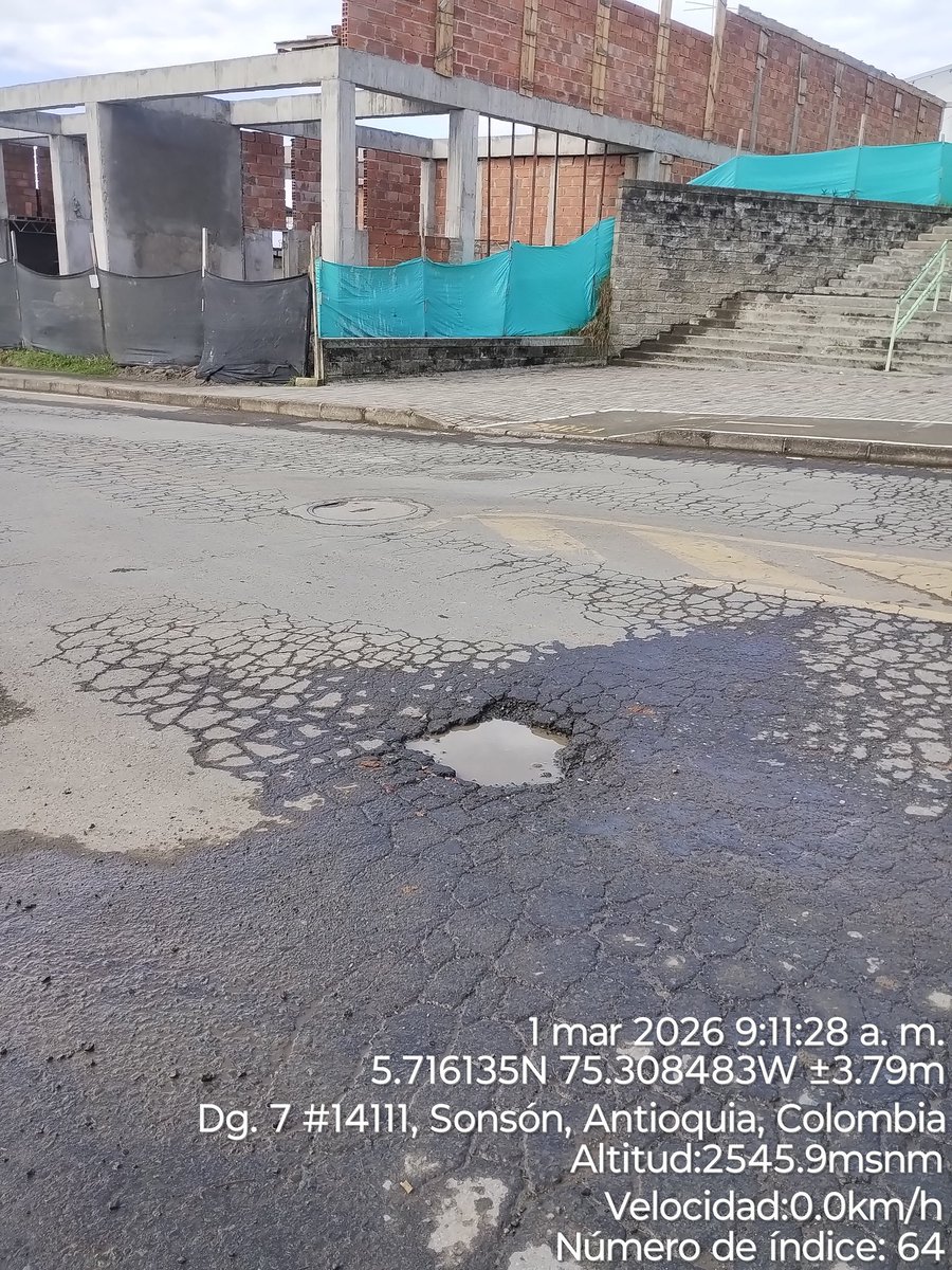 Ya que la vía que queda saliendo de #SonsónAnt hacia #LaUniónAnt en el sector Ciudadela El Lago es competencia de <a href="/InviasOficial/">Invías</a>, los usuarios piden a la entidad intervención urgente sobre  capa asfáltica para mejorar la transitabilidad de vehículos livianos y pesados por allí.