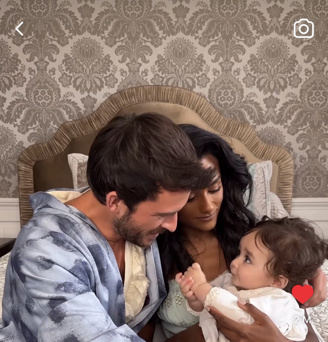 iris_bee_'s tweet photo. the Kanthony family portrait becomes the second reel on the Bridgerton insta account to reach 2 million likes

the only other reel with 2 million likes is Kanthony being besotted with each other 😌 https://t.co/ViTl4S9mnT