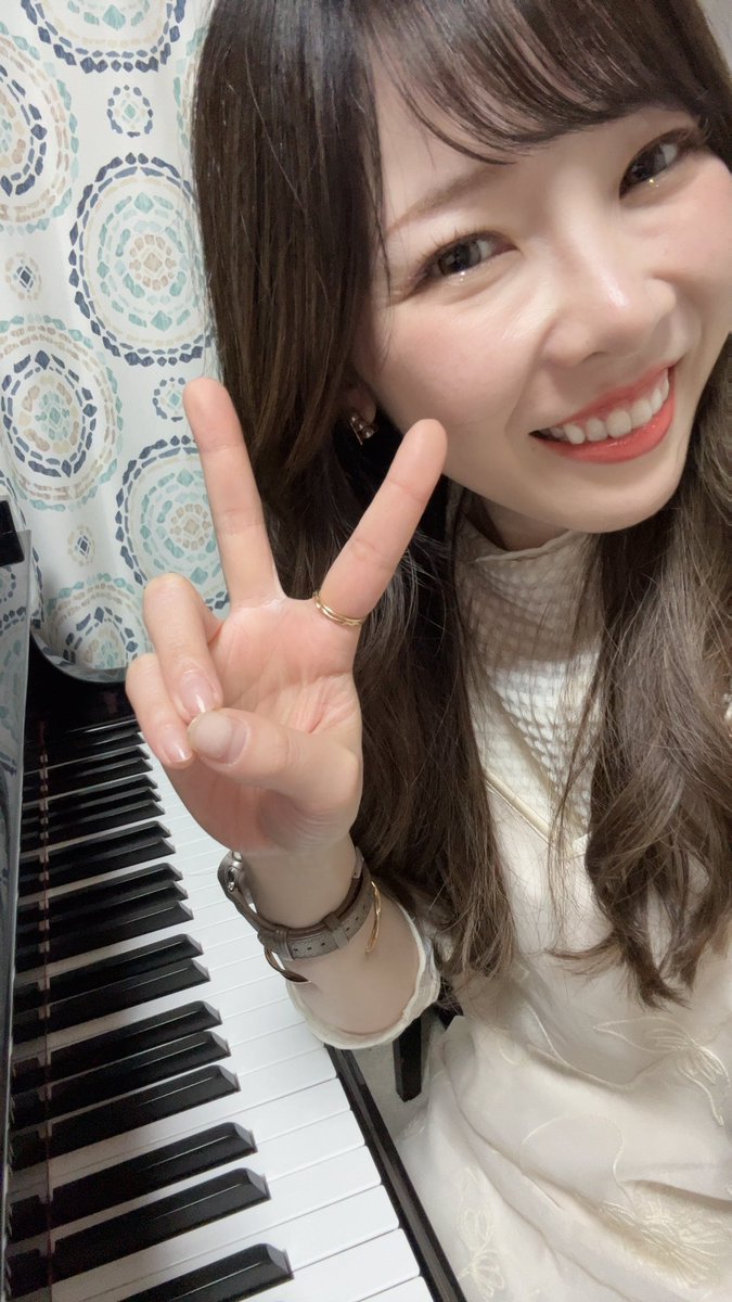 みなさんおはこんにちは🌼🌼
今日も19時15分〜フリーライブします🎹🫧
良かったら初めましての方も
遊びに来てくださると嬉しいです🫶🏻🍀🍀

🎹楽器奏者グランプリ🫧
🎉ニューアーティストランキング🎊
ランキング意識して頑張ります🧸🧁
✼••┈┈┈┈┈┈┈┈┈┈┈┈┈┈┈••✼
💛LIVE Schedule