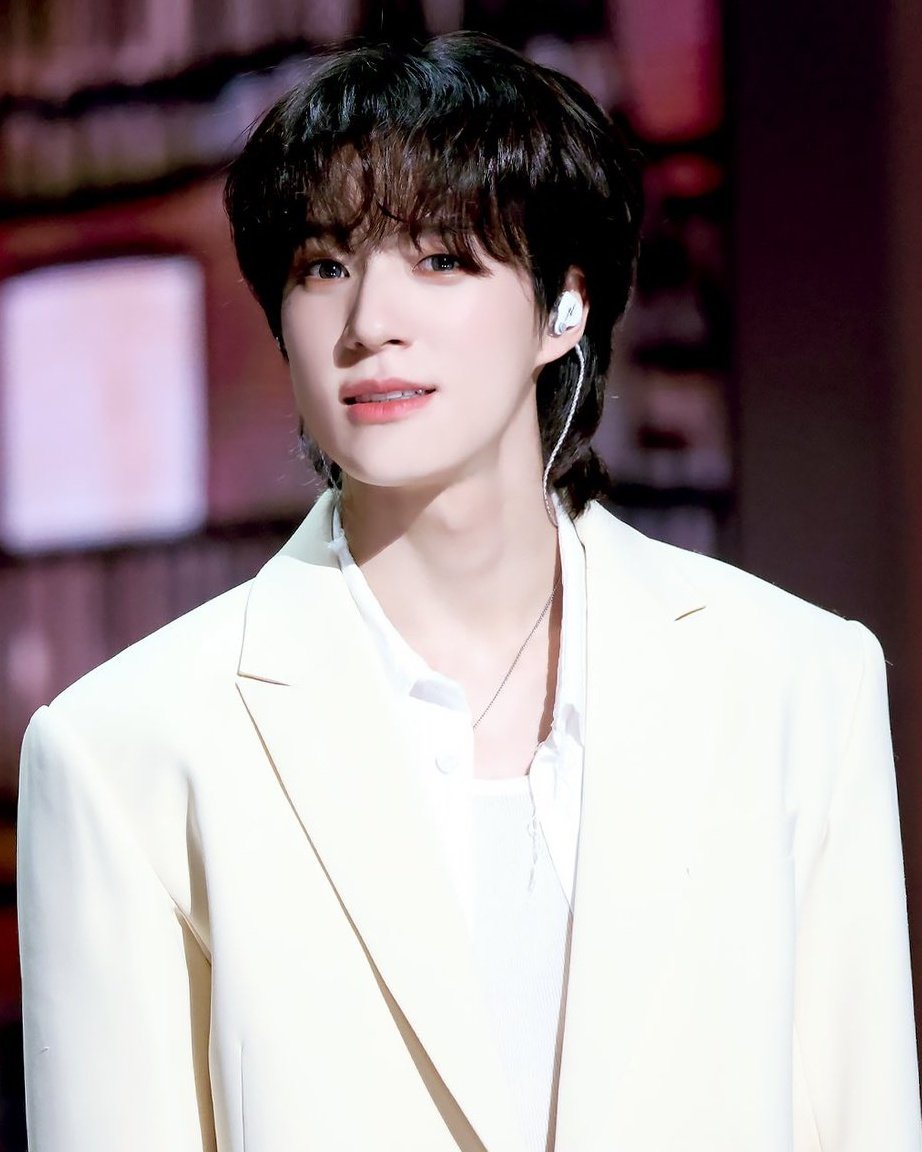 🤵🏻‍♂️👰🏻💍