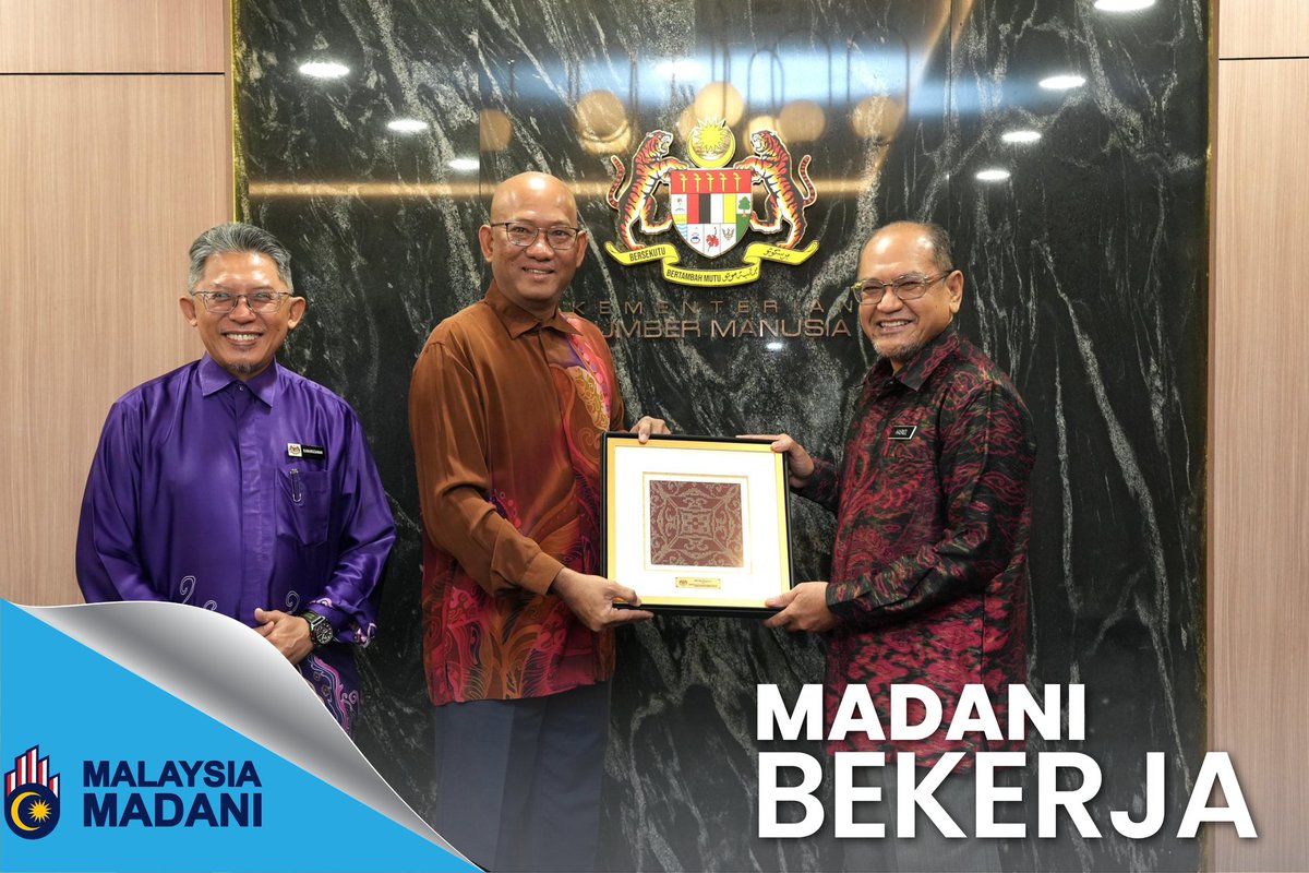mykesuma's tweet image. Putrajaya | 5 Mac 2026 — YBhg. Datuk Azman bin Mohd Yusof menerima kunjungan YBhg. Datuk Seri Hj. Hasnol Zam Zam bin Ahmad &amp;amp; menyampaikan Sijil Kemahiran Malaysia (SKM) sempena TVET Champion. Perkasa pengiktirafan kemahiran selaras teras Malaysia MADANI. #KESUMA #TVET #SKM