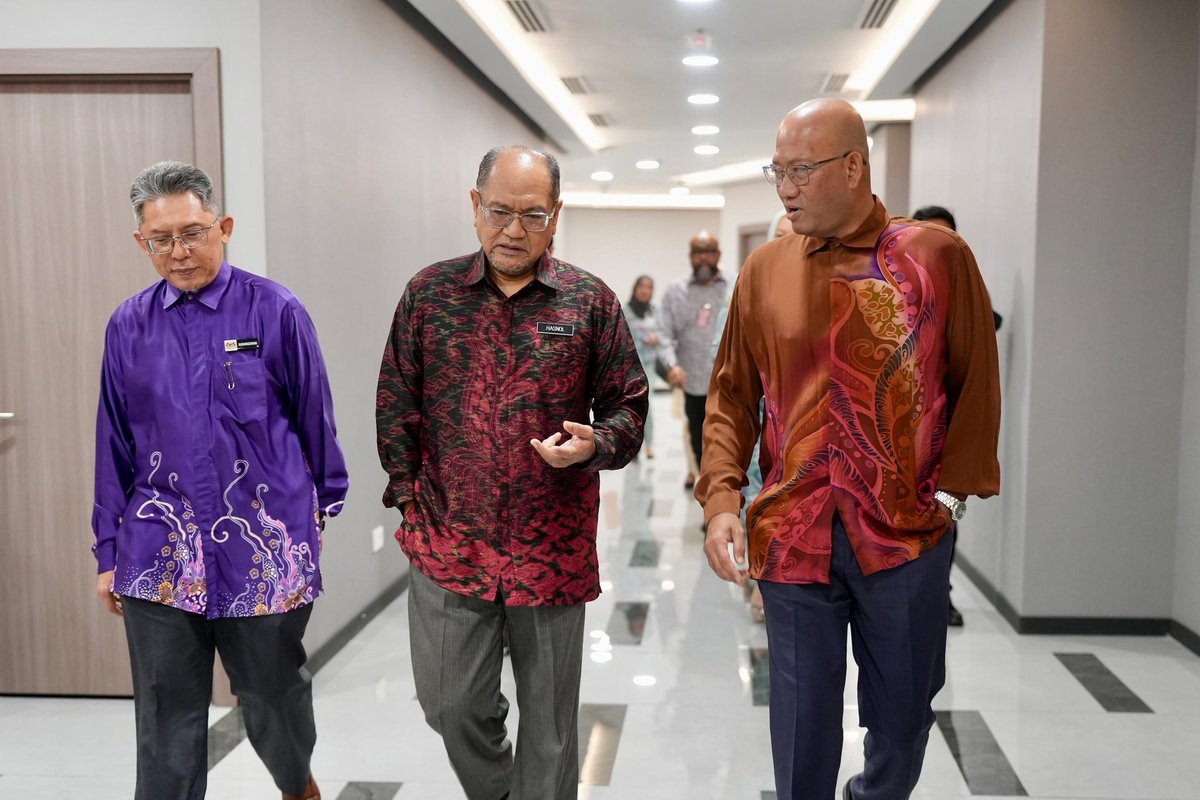 mykesuma's tweet image. Putrajaya | 5 Mac 2026 — YBhg. Datuk Azman bin Mohd Yusof menerima kunjungan YBhg. Datuk Seri Hj. Hasnol Zam Zam bin Ahmad &amp;amp; menyampaikan Sijil Kemahiran Malaysia (SKM) sempena TVET Champion. Perkasa pengiktirafan kemahiran selaras teras Malaysia MADANI. #KESUMA #TVET #SKM