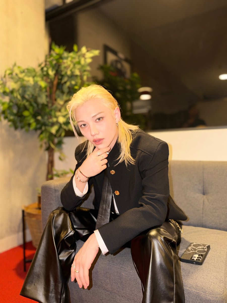 ︎︎⠀
Shadows frame the vision, but the light stays gold. Keeping the focus sharp even when the world blurs around the edges. Leather, lace, and a heartbeat tuned to the rhythm of the city.