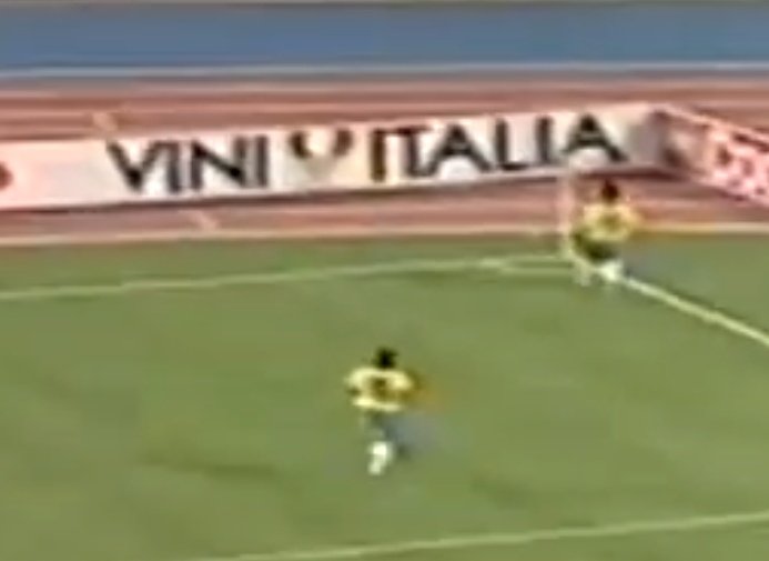 Galera, olha isso aqui. Simplesmente BIZARRO.

Brasil 2x1 Suécia. Copa do Mundo de 1990.

Careca faz o gol e sabe como ele comemora? Dançando na bandeirinha!

Aí você vai ver a placa de publicidade e tá escrito o que? VINI!

🇧🇷🇧🇷🇧🇷