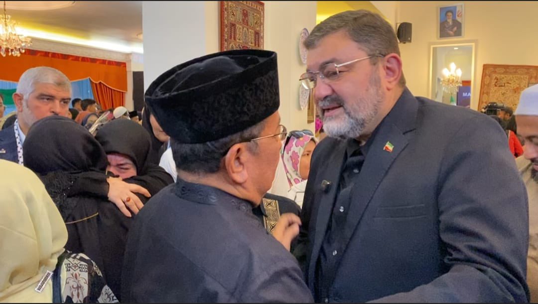 msaid_didu's tweet photo. Menyerahkan pernyataan GMKR (Gerakan Merebut Kedaulatan Rakya) kepada Dubes Iran. 
GMKR turut berduka cita atas wafatnya pemimpin tertinggi Iran Ali Khameini dan memberikan dukungan perjuangan Iran melawan AS dan Israel https://t.co/xrzingDUui