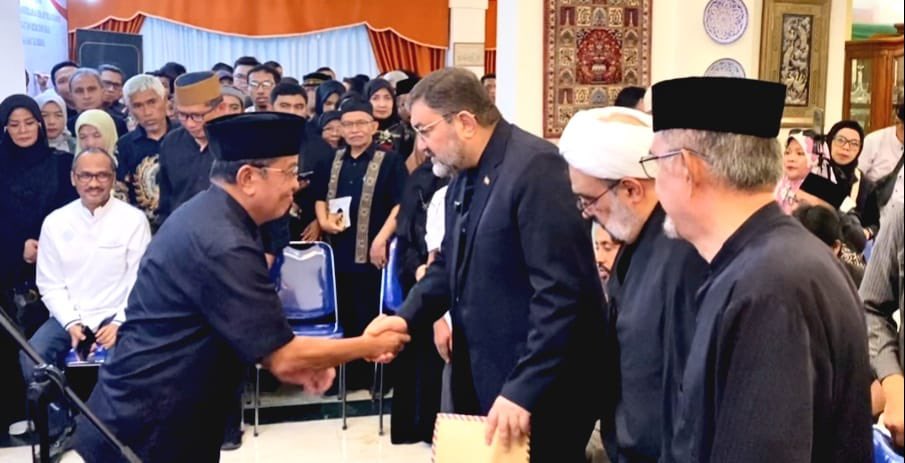 msaid_didu's tweet photo. Menyerahkan pernyataan GMKR (Gerakan Merebut Kedaulatan Rakya) kepada Dubes Iran. 
GMKR turut berduka cita atas wafatnya pemimpin tertinggi Iran Ali Khameini dan memberikan dukungan perjuangan Iran melawan AS dan Israel https://t.co/xrzingDUui