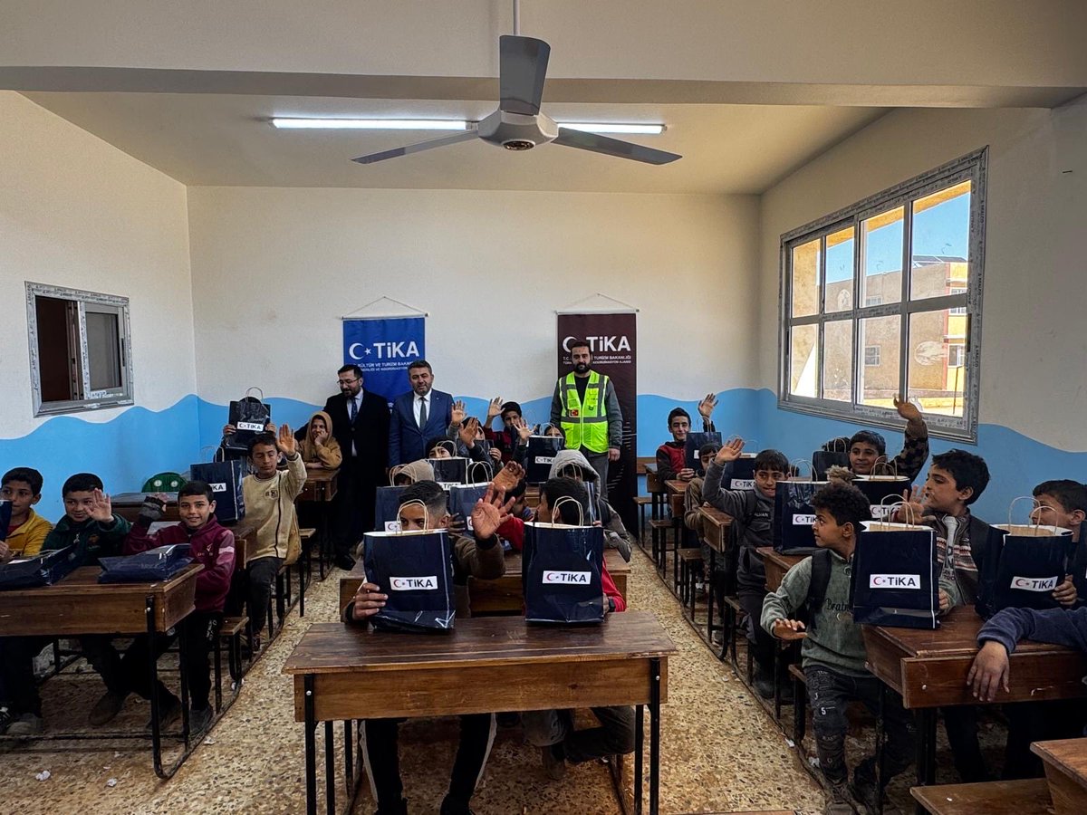 قامت رئاسة الوكالة التركية للتعاون والتنسيق (تيكا) بتوزيع 650 قطعة من القرطاسية على طلاب مدرسة شابورا في مدينة سراقب بريف إدلب.
يذكر أن المدرسة قد خضعت سابقًا لأعمال ترميم وإعادة تأهيل كاملة نفذتها الوكالة، حيث تم إصلاحها وتجهيزها وفرشها بالكامل لتوفير بيئة تعليمية مناسبة الطلاب.