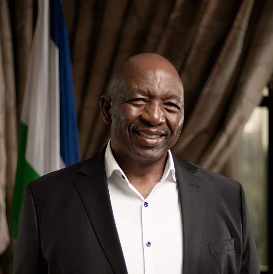 BOHASHANA: Teboho Mojapela MP o kakalatsa ‘muso ka nyeoe. Paramente e laeloa ho etsa molao o thibelang babusi ho hoeba le ‘muso boleleng ba selemo ho tloha joale. #moafrikafm