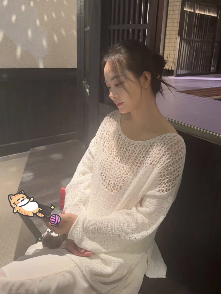 issakman1's tweet photo. 白天一本正经的戴着党徽念稿子侃侃而谈，晚上露着大腿穿着半透衣举着酒杯装高冷，就喜欢这种纯欲御姐，喝完了等着被拉进厕所隔间操的合不拢腿吧 https://t.co/amXQh4rvtS
