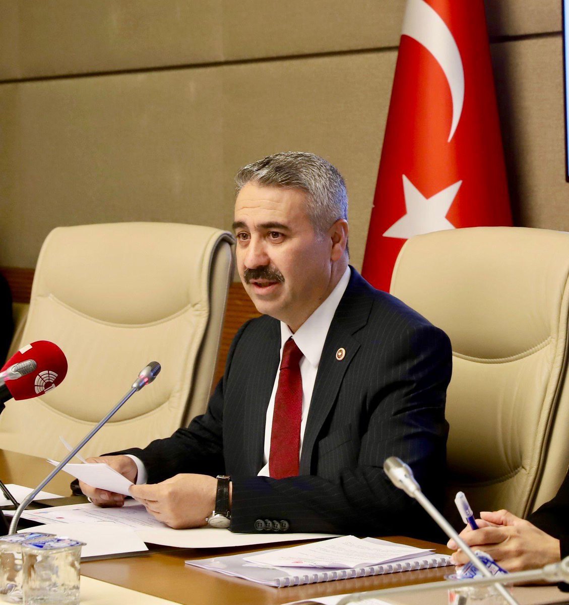 MustafaAlkayis's tweet photo. “Halkçı görünmek ile halk için hizmet üretmek arasında fark vardır.”

Adıyaman Belediyesi’nin seçim döneminde en çok dillendirdiği vaatlerden biri olan Halk Ekmek projesi, uzun süre yapılan açıklamalar ve oluşturulan beklentilerin ardından kamuoyuna duyuruldu. Ancak açıklanan tablo için söylenecek söz maalesef şudur: Dağ fare doğurdu.

Çevre illerimize baktığımızda;
Malatya’da halk ekmek 9 TL,
Şanlıurfa’da 7 TL,
Gaziantep ‘te 7 TL
Kahramanmaraş’ta ise 7,5 TL 
seviyesindedir.

Üstelik bu şehirler büyükşehir statüsünde, nüfus ve maliyetleri daha yüksek olan şehirlerdir. Buna rağmen halk ekmek fiyatlarının daha düşük seviyelerde tutulabildiğini görüyoruz.

Adıyaman gibi ekonomik ve sosyolojik şartları daha hassas olan bir şehirde halk ekmek fiyatının 12 TL olarak açıklanması hemşehrilerimiz açısından ciddi bir hayal kırıklığı olmuştur.

Seçim döneminde büyük bir vaat olarak sunulan ve uzun süre bekletilen bu projenin sonucunda Adıyamanlı vatandaşımıza çevre illerden çok daha pahalı ekmek sunulması kabul edilebilir değildir.

Yerel yönetimlerin görevi vatandaşın yükünü artırmak değil, hayatını kolaylaştıracak hizmetleri en uygun şartlarda sunmaktır.

Adıyamanlı hemşehrilerimiz daha adil, daha makul ve gerçekten halkın yanında olan bir belediyeciliği hak etmektedir.
