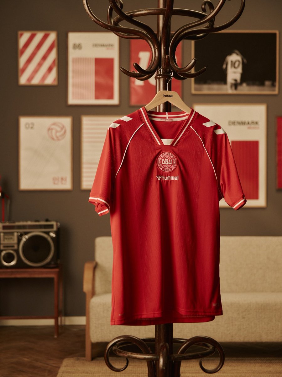 NordiskFootball's tweet photo. Le Danemark dévoile son nouveau maillot domicile... et on adore !🇩🇰

Les joueurs le porteront pour la première fois au Parken le 26 mars pour le barrage à la Coupe du Monde face à la Macédoine du Nord !🤩

La couleur rouge est parfaite, les petits liserets blancs donnent du reliefs et font référence aux anciens maillots, le Dannebrog (le nom du drapeau danois) est subtilement intégré au col. Magnifique !😎

Le drapeau danois rend également hommage au mouvement Roligan, qui, il y a 40 ans, lors de la Coupe du Monde de 1986 au Mexique, a fait du drapeau danois un symbole international de solidarité, de fête et de fair-play.👏

ll n'y a plus qu'à aller chercher cette qualif' à la CDM !👀