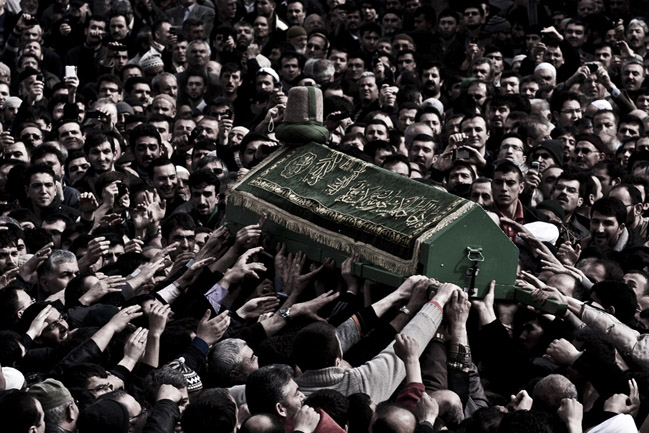 Konyamızın manevi mimarlarından Tahir Büyükkörükçü hocamızı 15 yıl önce, 5 Mart 2011’de Rahmet-i Rahman’a uğurlamıştık. Mekânı cennet olsun.