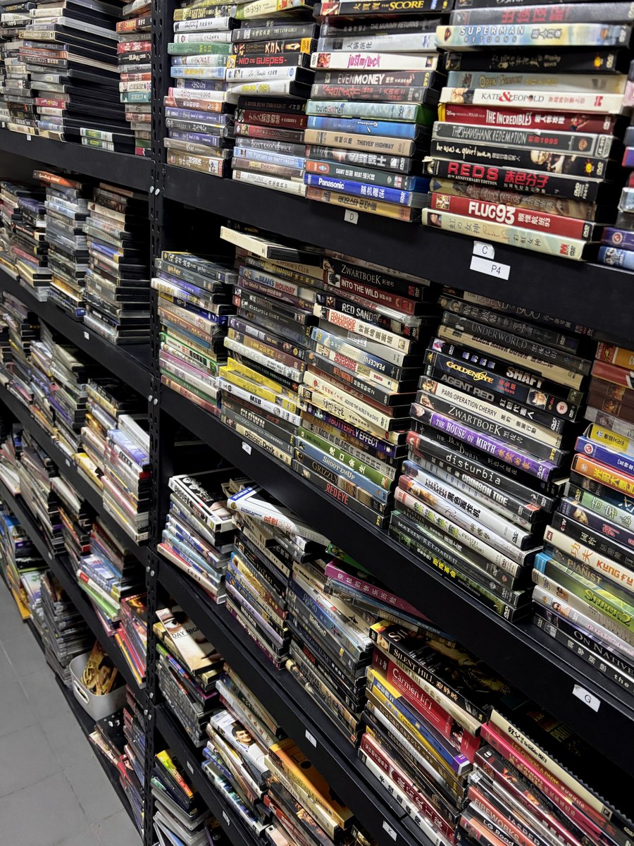 🇨🇳 Beijing’s largest secondhand bookstore, where 90% of the books date ...