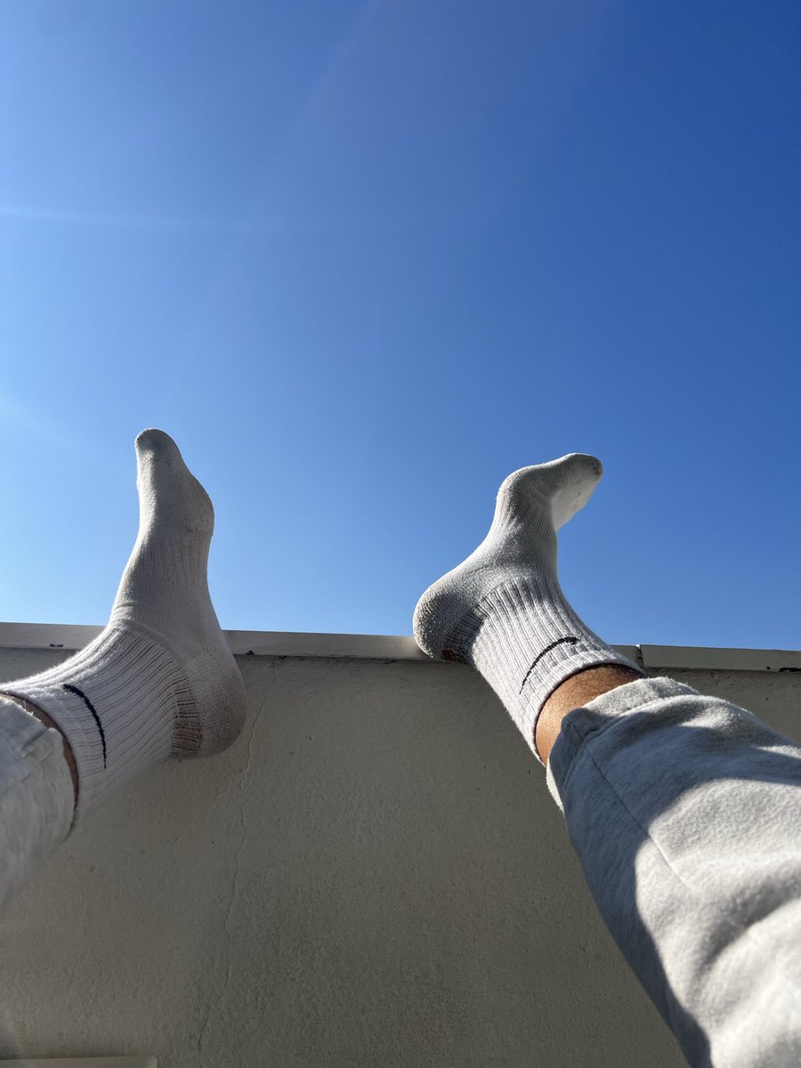 mastervelar1's tweet photo. Na ihr Opfer schön am arbeiten und abdrücken und der Master genießt die Sonne 🌞 😈💸🧎🏻🐷#socks #feet #füße #socken #feetslave #feetmaster #cashpig #cashlave #abdrücken https://t.co/24upKjNaFg