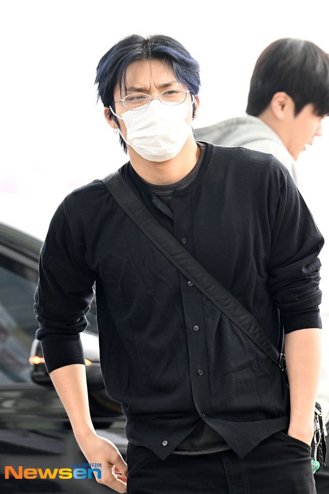 รูปจากสำนักข่าว แบบว่าดุมาก คิ้วผูกโบว์ผิวสีแทนผมน้ำเงินเข้ม แบบว่าตุยยย