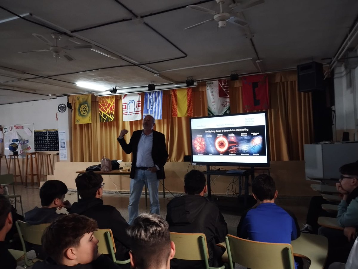 MadrazaLa's tweet photo. Ciencia de alto nivel en el IES La Madraza 🌍. El catedrático Jesús Ibáñez (@UGR) nos ha visitado para hablar sobre volcanes y el origen del universo con ESO y Bachillerato. 🌋✨ ¡Gracias por compartir tu conocimiento!
#IESLaMadraza #CharlasFormativas @canalugr @ugrdivulga_ https://t.co/Bfvqfzt82G