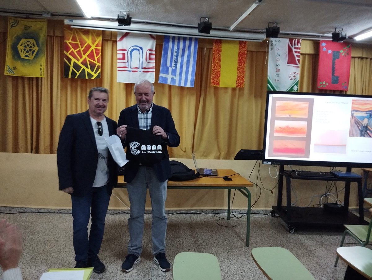 MadrazaLa's tweet photo. Ciencia de alto nivel en el IES La Madraza 🌍. El catedrático Jesús Ibáñez (@UGR) nos ha visitado para hablar sobre volcanes y el origen del universo con ESO y Bachillerato. 🌋✨ ¡Gracias por compartir tu conocimiento!
#IESLaMadraza #CharlasFormativas @canalugr @ugrdivulga_ https://t.co/Bfvqfzt82G