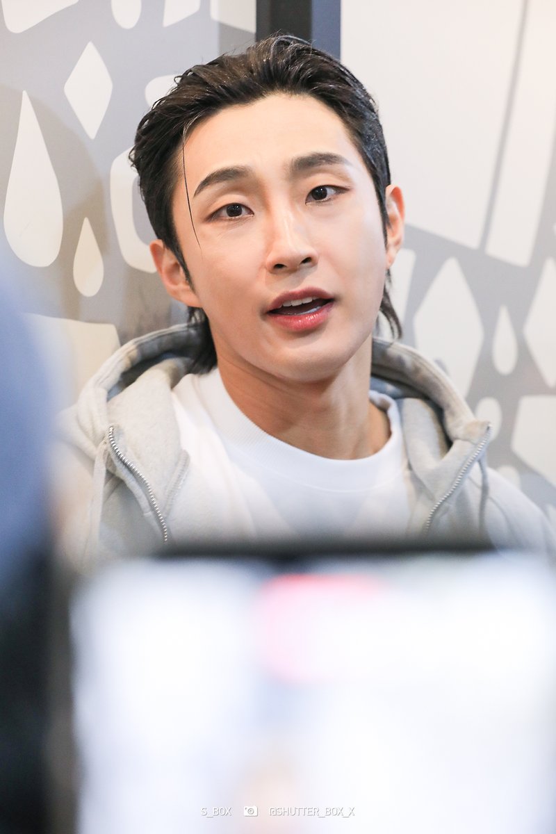 Shutter_Box_x's tweet photo. 2026.03.01. #보니앤클라이드 막공 #퇴근길
#클라이드 役 #배나라 배우님 https://t.co/rLBx8jfKgQ