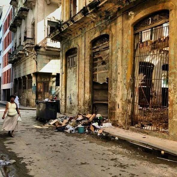 CubaOrtografia's tweet photo. En la Cuba del mañana, que nunca será como esos sueños generados por IA que ni siquiera los países más desarrollados tienen, hay que hacer un trabajo épico de reconstrucción social y civil.

Lo he escrito antes.

La destrucción cubana no es solo de infraestructuras y empresas; es de educación, de civilidad, de conocimiento político, de funcionamiento de una sociedad, de instituciones prácticas. 

Mucha gente cree que un país se rehace poniendo un McDonald's y abriendo un centro comercial, pero bueno, cada loco con su tema.

A Cuba hay que echarla abajo completa y refundarla desde los cimientos. Hay que cambiar todos los nombres de héroes, mártires, asesinos y delincuentes que ahora llevan empresas, escuelas, hospitales, círculos infantiles, centros culturales.

Un país no es nada sin su gente y sin su educación, sin profesionales y sin obreros, sin trabajadores que generen un salario decente y sientan la motivación de superarse. Yo he visto una Cuba futurista con un aeropuerto que no existe ni en Japón o Dubai. Y me pregunto: ¿De qué valdría tener una instalación así, como la generan por IA, si la gente va a seguir robando, ensuciando las paredes, tirando papeles al piso, poniendo música alta y fajándose por cualquier idiotez?