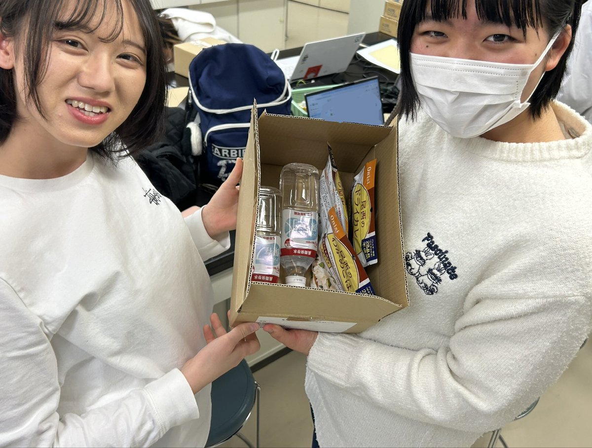 TTCbio's tweet photo. 卒業も近づいてきたので、
入学時に購入した災害備蓄品を学生に渡しました！

この「わかめご飯」、本当に美味しいよ🍚

3月7日の成果発表・展示会に向けて
もうひと頑張り💪

学生と過ごす時間も残りわずか😭
1日1日を大切に💐

#災害備蓄品
#Onisi https://t.co/9rR1h9Lf9S