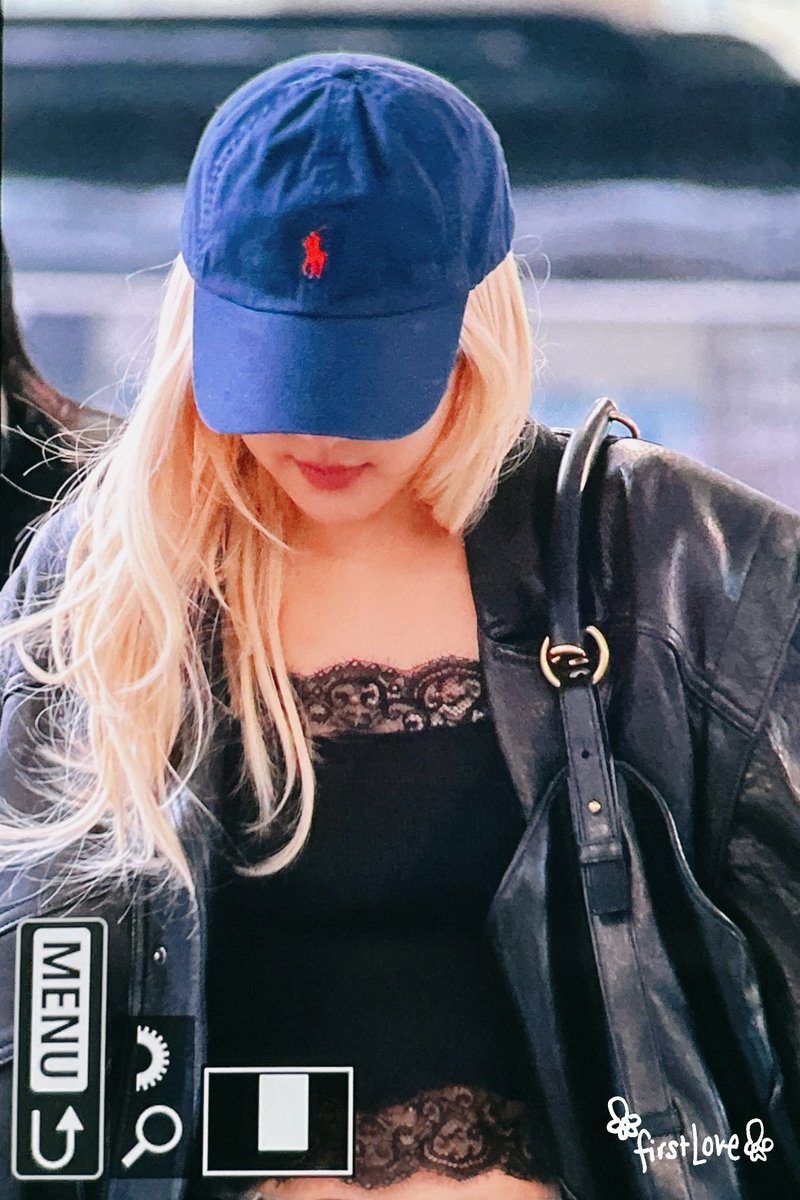 firstlove_rose's tweet photo. 260305 ICN

챙이 한국 와써욥 💙
예뿌당 😘

#블랙핑크 #로제
#BLACKPINK #ROSÉ
@numberoneHQ https://t.co/GC1mXztPxG