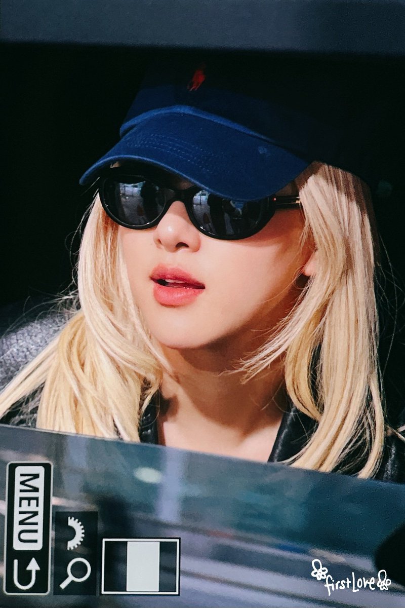 firstlove_rose's tweet photo. 260305 ICN

챙이 한국 와써욥 💙
예뿌당 😘

#블랙핑크 #로제
#BLACKPINK #ROSÉ
@numberoneHQ https://t.co/GC1mXztPxG