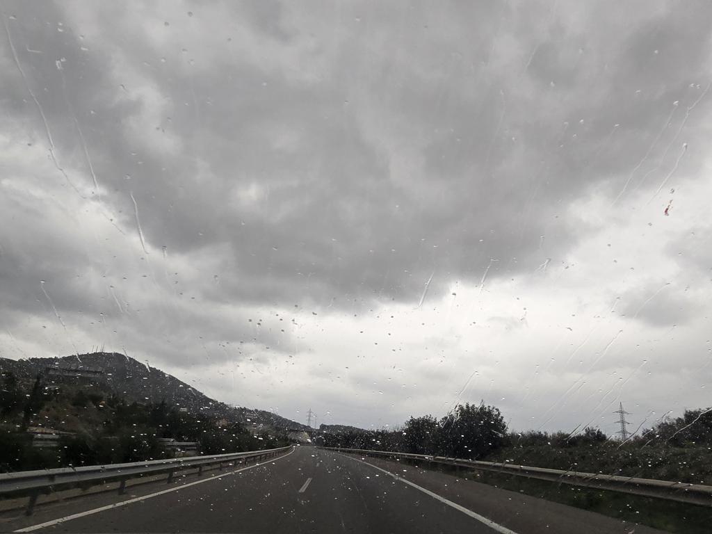 gramareus's tweet photo. Plou, anant per Sitges cap a Barcelona!!🌫🌧
#Sitges #Barcelona #plou @1967fct @ecazatormentas @SeguimlaMeteo @SoniaPapell @JRovireta @StormHour https://t.co/k3K1dwEScv