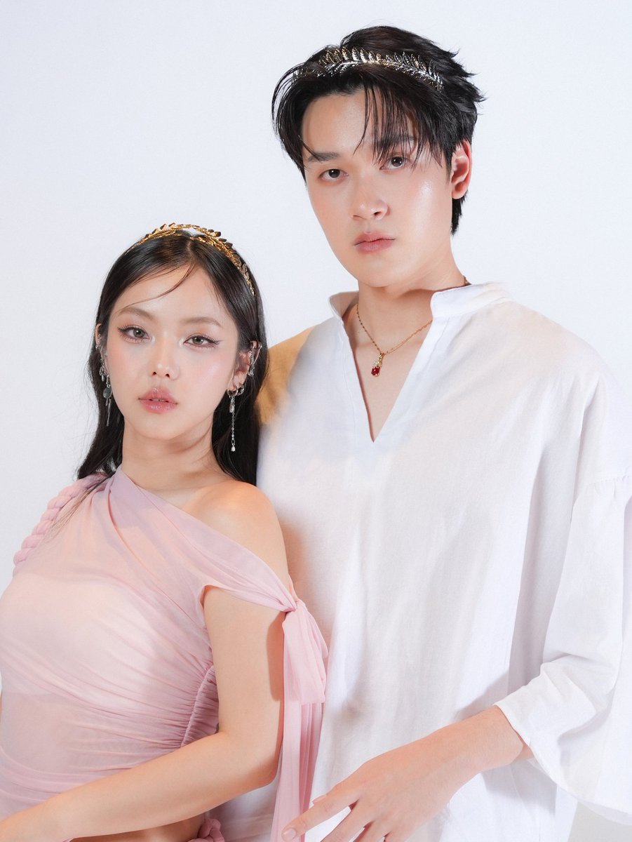 TripleclickTH's tweet image. “เธอมีเวทมนตร์หรือเปล่า” TEMI ชวน MONICAเสิร์ฟซิงเกิลหวานละมุน ชวนคนฟังตกหลุมรักตั้งแต่แรกสบตา

#เธอมีเวทมนตร์หรือเปล่า 
#TEMI 
#MONICA 
#kiddorecords

ตกหลุมรักตั้งแต่ยังไม่ทันได้ตั้งตัว… แบบนี้เรียกว่าโดนเวทมนตร์เข้าเต็ม ๆ เมื่อ TEMI แท็กทีม MONICA ปล่อยซิงเกิลหวานละมุน