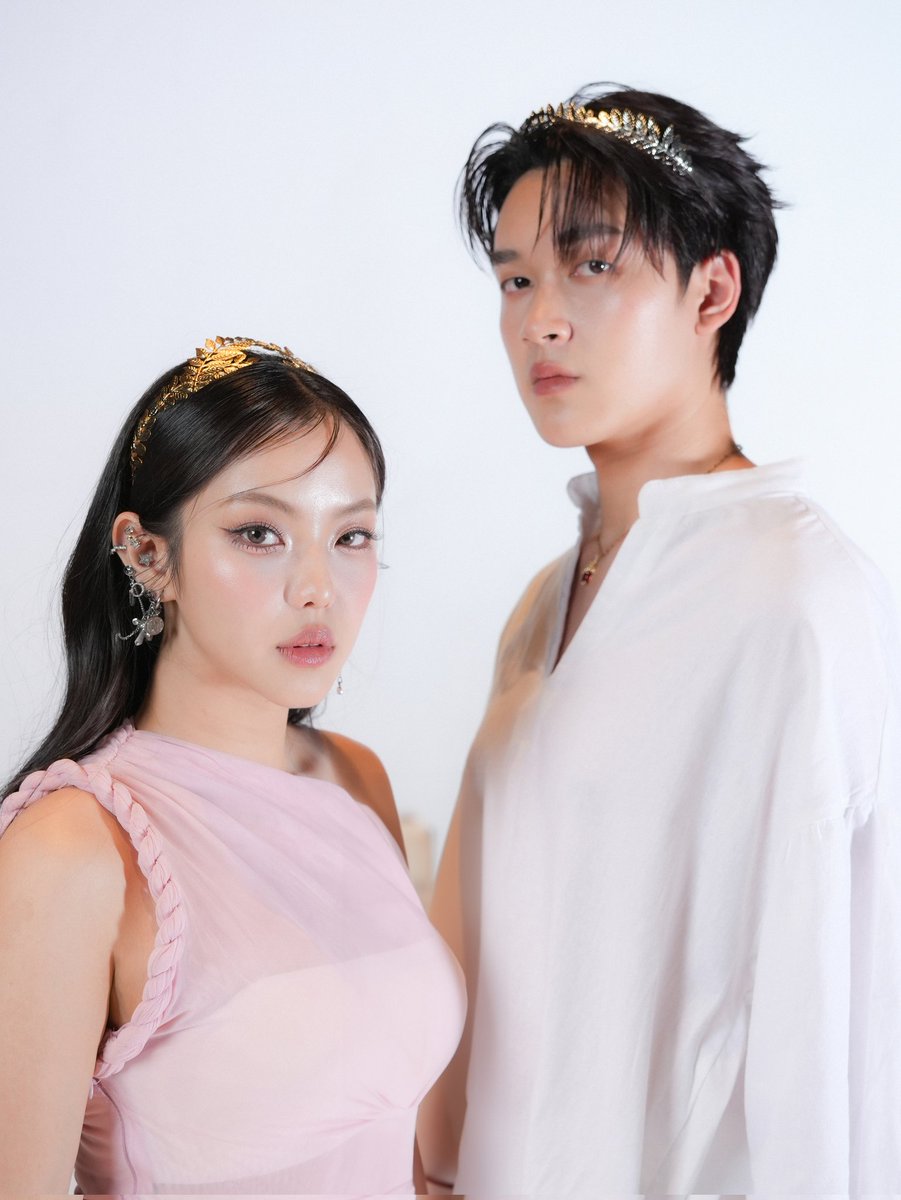 TripleclickTH's tweet image. “เธอมีเวทมนตร์หรือเปล่า” TEMI ชวน MONICAเสิร์ฟซิงเกิลหวานละมุน ชวนคนฟังตกหลุมรักตั้งแต่แรกสบตา

#เธอมีเวทมนตร์หรือเปล่า 
#TEMI 
#MONICA 
#kiddorecords

ตกหลุมรักตั้งแต่ยังไม่ทันได้ตั้งตัว… แบบนี้เรียกว่าโดนเวทมนตร์เข้าเต็ม ๆ เมื่อ TEMI แท็กทีม MONICA ปล่อยซิงเกิลหวานละมุน