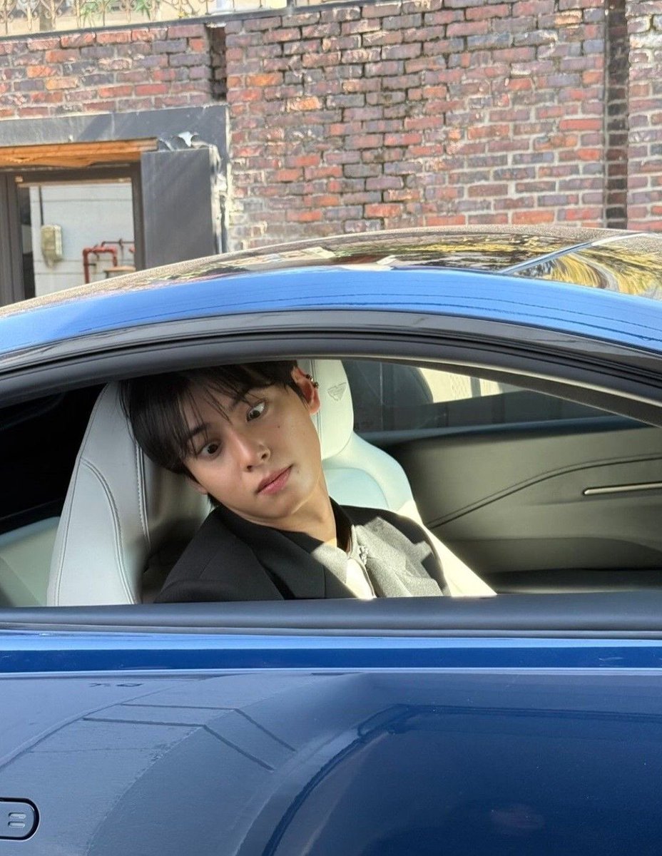 eunwoo. tweet media