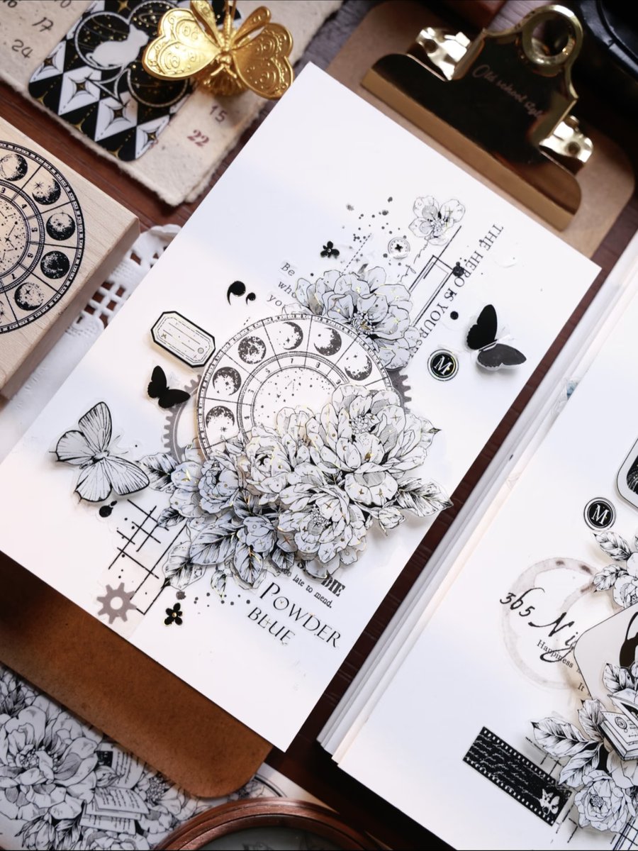 taopeach68's tweet photo. It's a beautiful new product! The black and white floral pattern and the gold foil card design give it a high-end feel. I love it!🥳🥳
#junkjournaling #scrapbooking #journalsay #paperart #craftsupplies #craftcommunity #pollysplace #artjournaling #artjournal #junkjournal #crafts https://t.co/qGNkHrySul