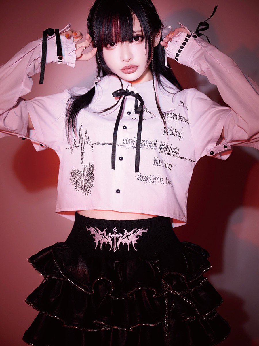 Grrr_the_Lipper's tweet photo. Grrr the Lipper
✝…2026 S/S collection…✝

≪ コウモリ襟†盲愛ブラウス† ≫

 White/Black
■販売日時

取扱店舗にて3/14(土)より販売開始
※ウェブストアは共に12時より販売開始 https://t.co/vgiQK0t0Nf